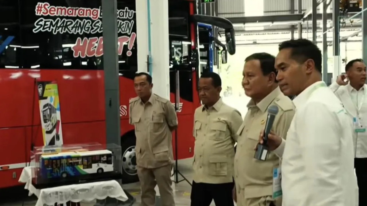 Tangkapan layar - Presiden Prabowo Subianto (kedua kanan) meninjau pabrik perakitan kendaraan komersial berbasis listrik milik PT VKTR Teknologi Mobilitas, di Magelang, Jawa Tengah, Kamis (9/4/2026). ANTARA/Prisca Triferna (Antara)
