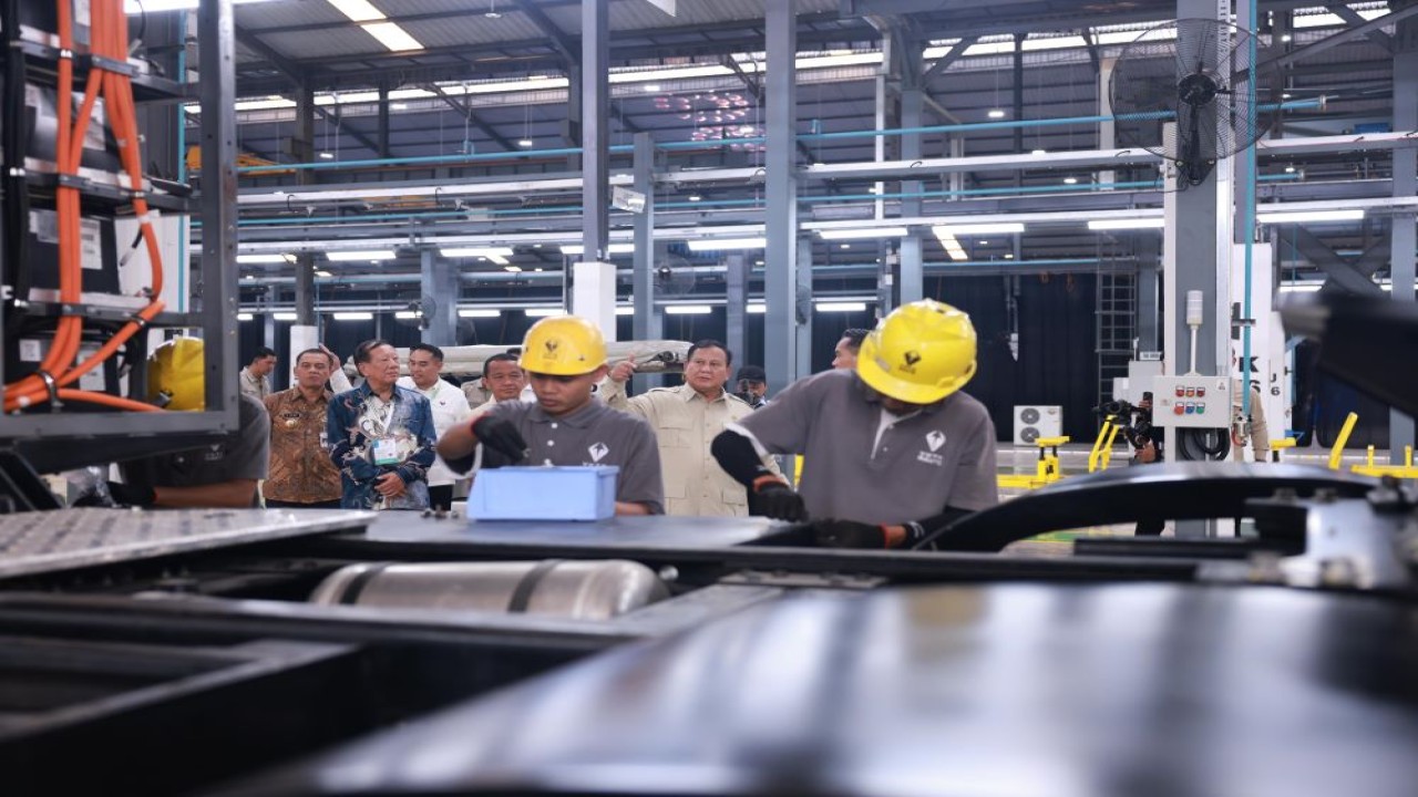 Peresmian pabrik perakitan kendaraan komersial berbasis listrik milik PT VKTR Sakti Industries di Magelang, Jawa Tengah, oleh Presiden Prabowo Subianto menghadirkan harapan baru bagi para pekerja. (Bakom RI)