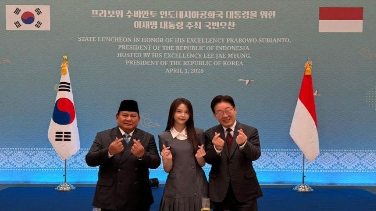 Presiden Prabowo Subianto, Presiden Korea Selatan Lee Jae Myung dan Carmen (Nyoman Ayu Carmenita) kompak melakukan simbol jari hati (finger heart). (Foto: Dok/Istimewa/Bakom RI)