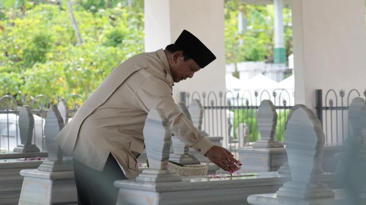 Presiden Prabowo Subianto berziarah ke makam kakeknya, Margono Djojohadikusumo, di Kompleks Makam Dawuhan, Banyumas, Jawa Tengah, Senin (28/4/2026). (Foto: Dok/Istimewa/Bakom RI)
