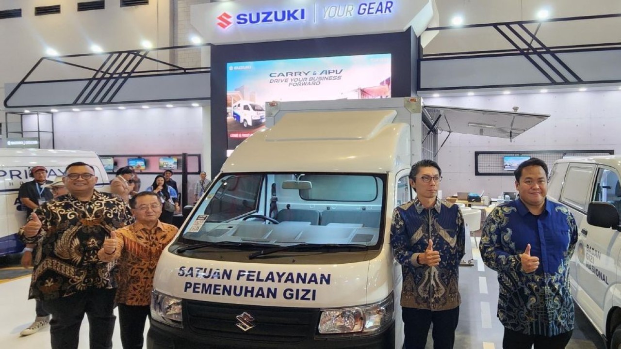 Jajaran manajemen PT Suzuki Indomobil Sales (SIS) di depan unit karoseri Badan Gizi Nasional yang dihadirkan pada ajang GIICOMVEC 2026. (Foto: Dok/Istimewa/SIS)