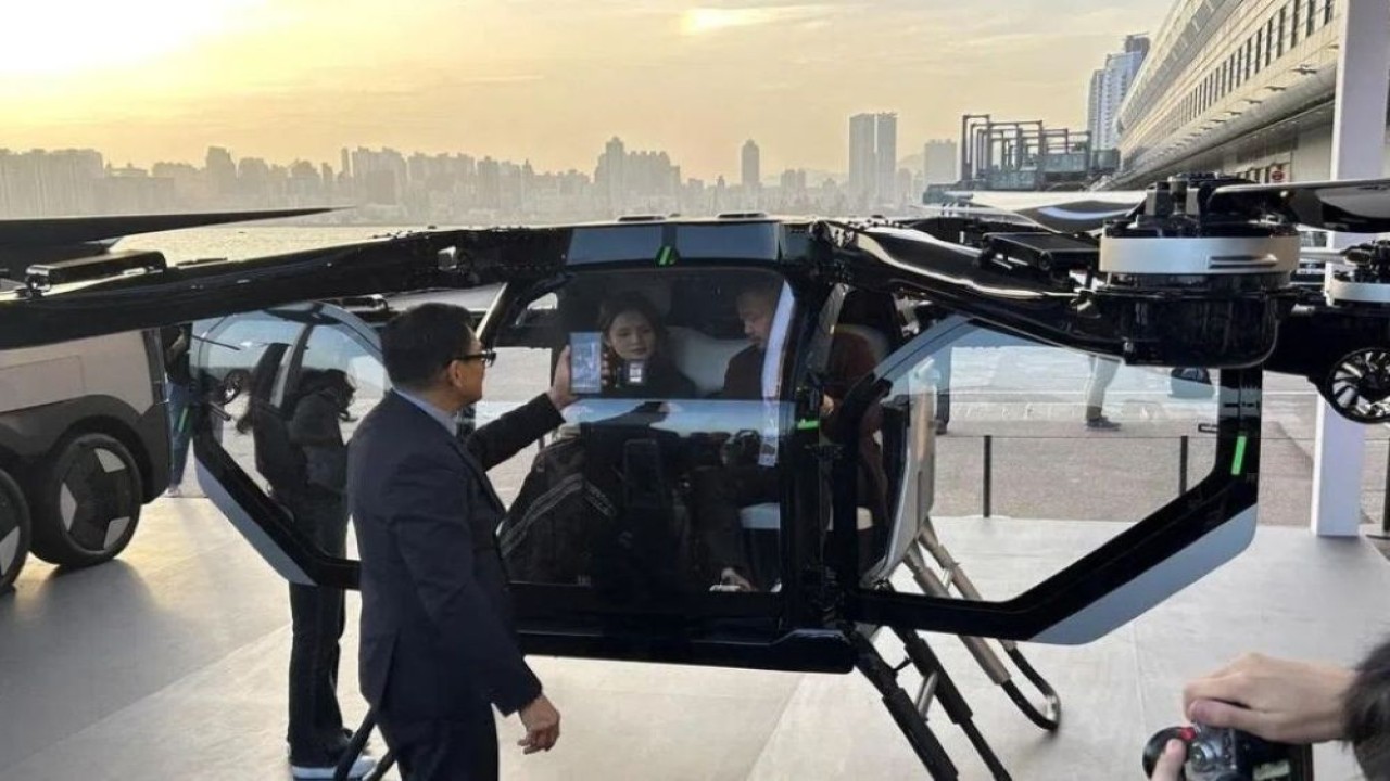 Xpeng memamerkan mobil terbang konsep di sebuah acara di Hong Kong pada 15 April 2026. (Foto: Reuters)