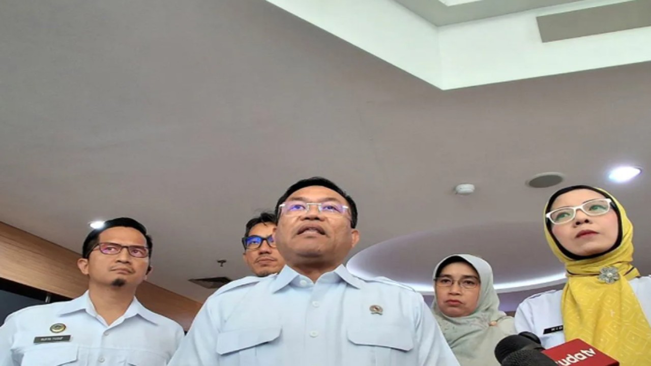 Wakil Kepala BGN Sony Sonjaya (depan, tengah) memberikan keterangan kepada media usai peluncuran aplikasi Reviu MBG di Kantor BGN, Jakarta Pusat, Selasa (26/5/2026). ANTARA/Lintang Budiyanti Prameswari. (Antara)