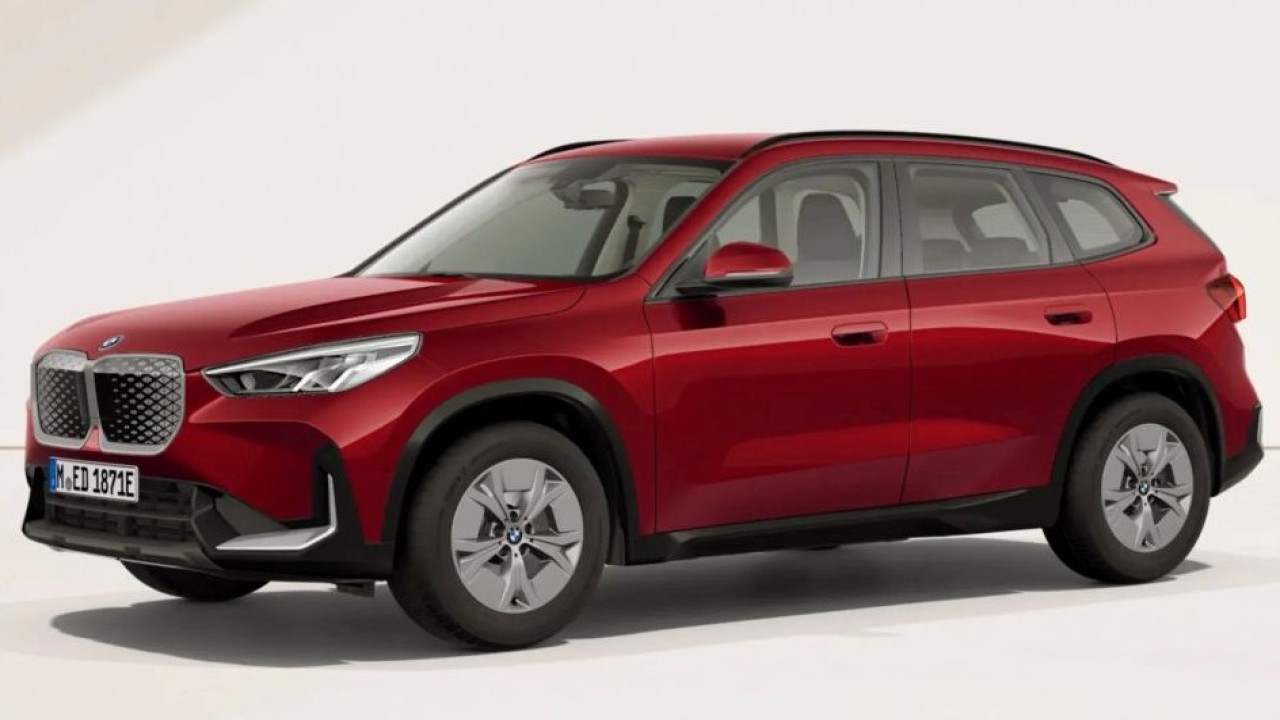 SUV Listrik BMW iX1 mengalami gangguan produksi. (Foto: Istimewa Via Carscoops)
