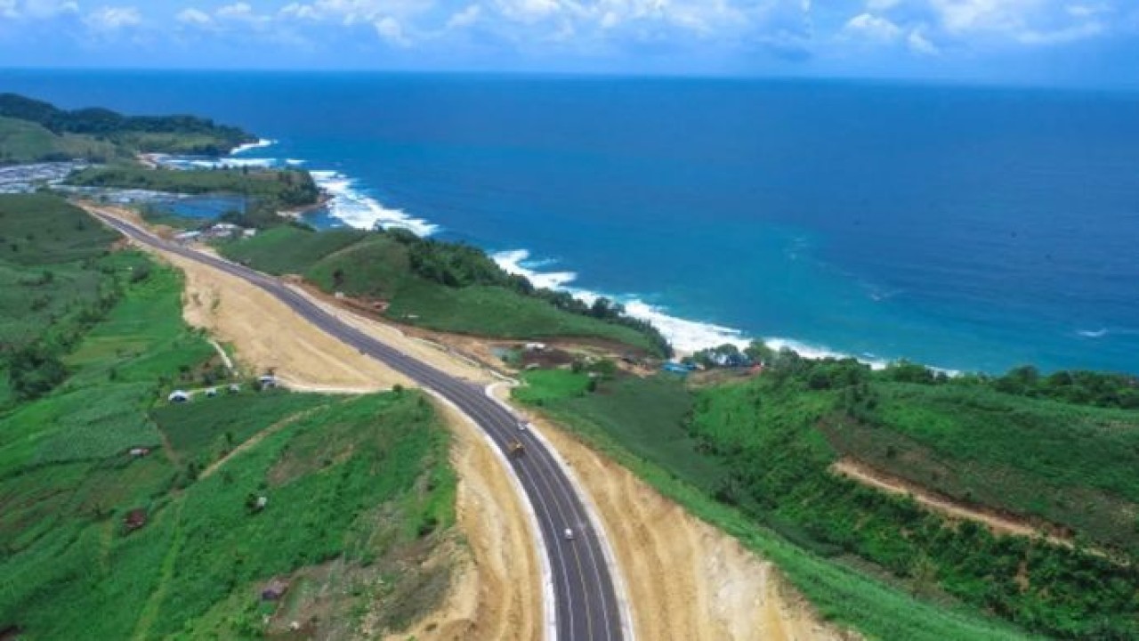 Kementerian Pekerjaan Umum (PU) mendorong masyarakat yang akan melakukan perjalanan mudik pada Lebaran 2026 untuk memanfaatkan Jalur Pantai Selatan (Pansela) Pulau Jawa sebagai alternatif perjalanan. Selain membantu mengurai kepadatan lalu lintas di Jalur Pantai Utara (Pantura) dan Jalan Tol Trans Jawa, Pansela juga menawarkan pengalaman perjalanan yang berbeda dengan panorama pesisir selatan Pulau Jawa. (ANTARA/HO - Kementerian PU) (Antara)