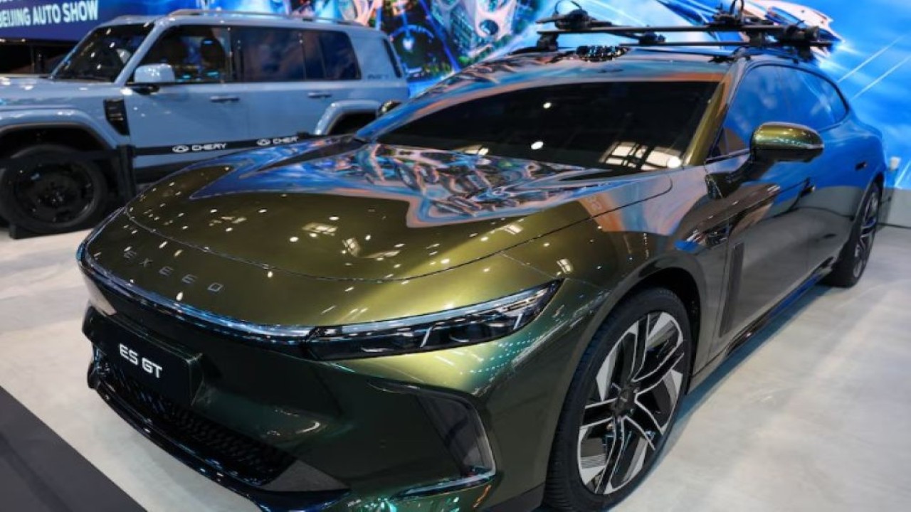 Model Exeed ES GT terbaru dari Chery dipamerkan di stan perusahaan pada Pameran Otomotif Internasional Beijing (Auto China), di Beijing, 24 April 2026. (Foto: Maxim Shemetov/Reuters)