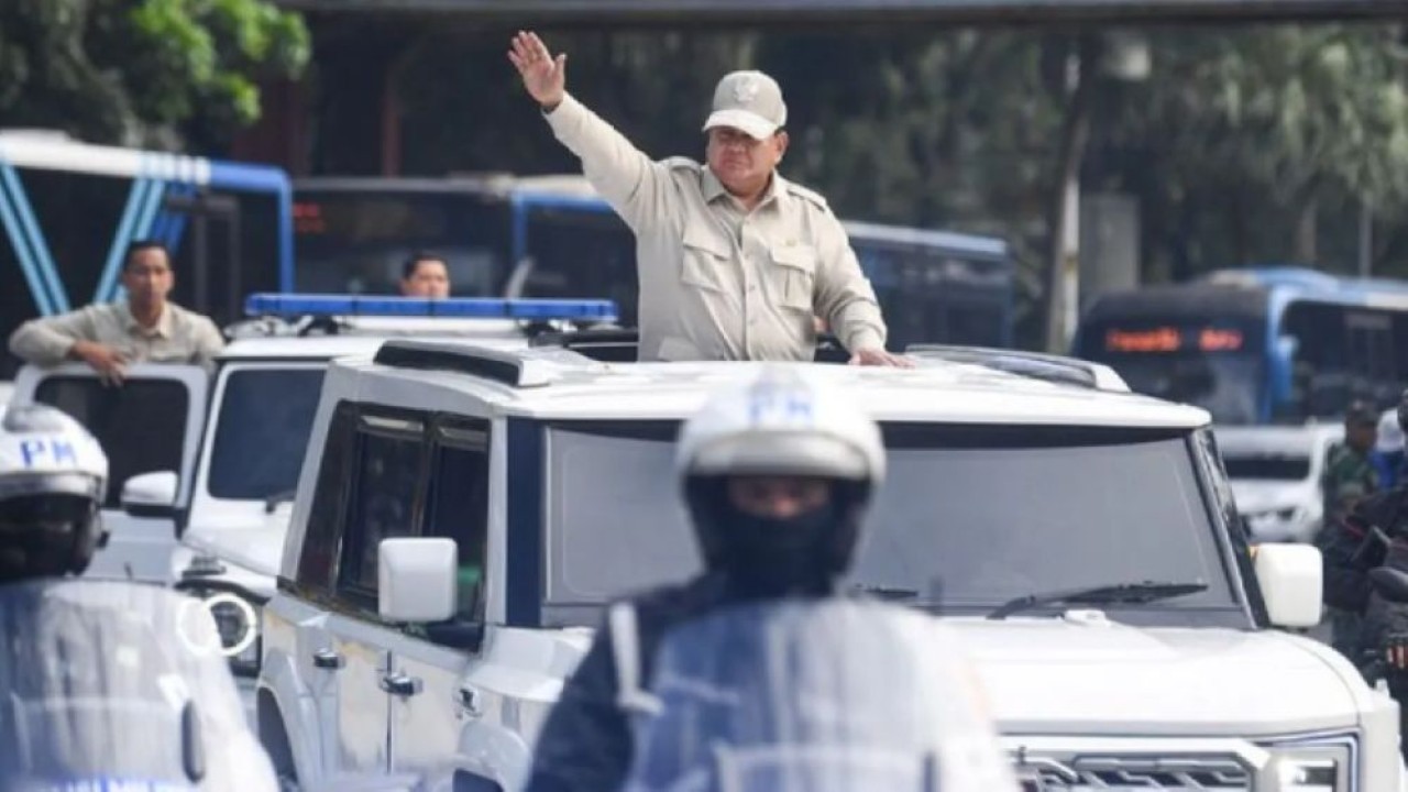 Presiden Prabowo Subianto menyapa massa buruh dari mobil kepresidenan saat menuju lokasi peringatan Hari Buruh Internasional atau May Day 2026 di kawasan Monumen Nasional (Monas), Jakarta, Jumat (1/5/2026). (Foto: ANTARA FOTO/M Risyal Hidayat/app/nz/am)