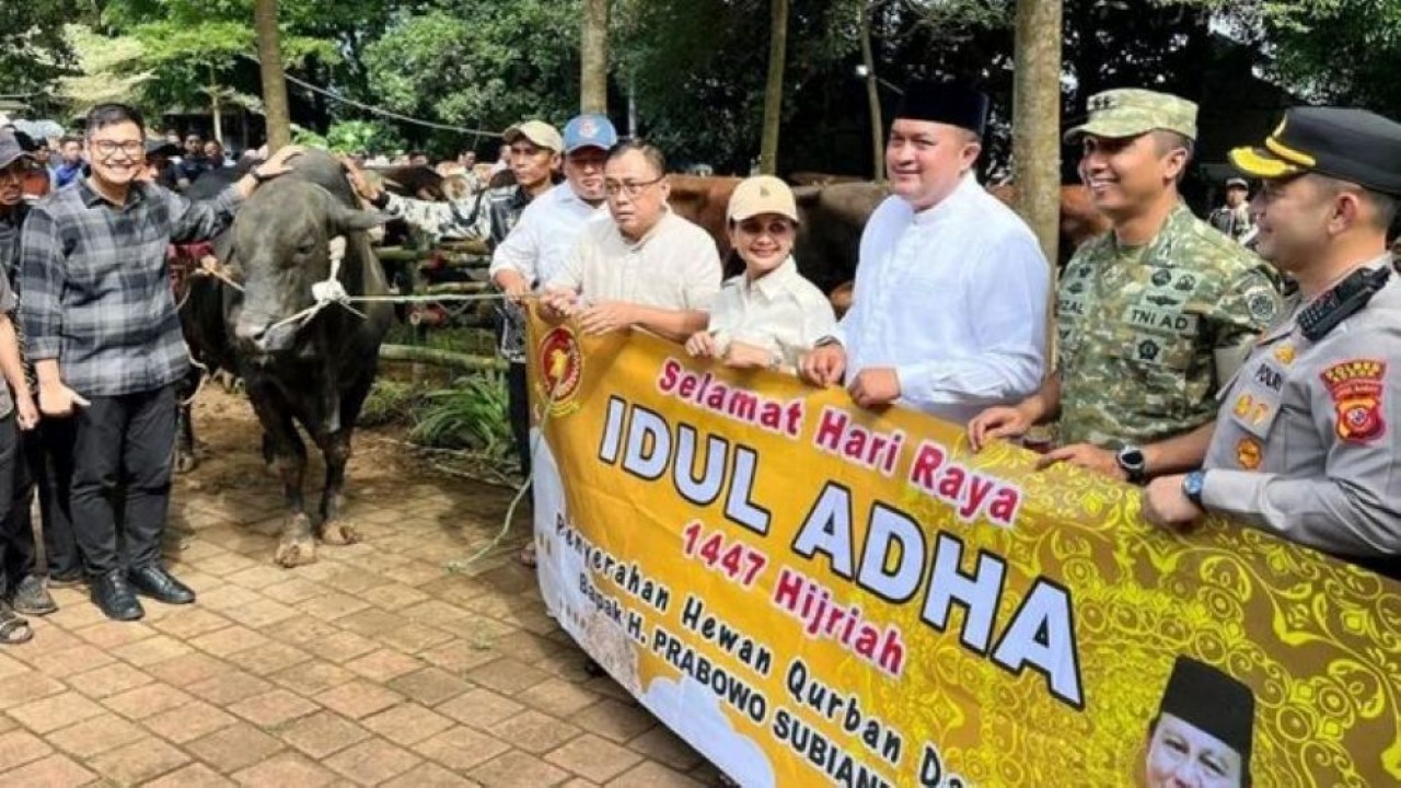 Bupati Bogor Rudy Susmanto secara simbolis menerima hewan kurban Presiden Prabowo Subianto di di Padepokan Garudayaksa, Babakanmadang, Kabupaten Bogor, Jawa Barat, Selasa (26/5/2026). (Foto: ANTARA/M Fikri Setiawan/aa)
