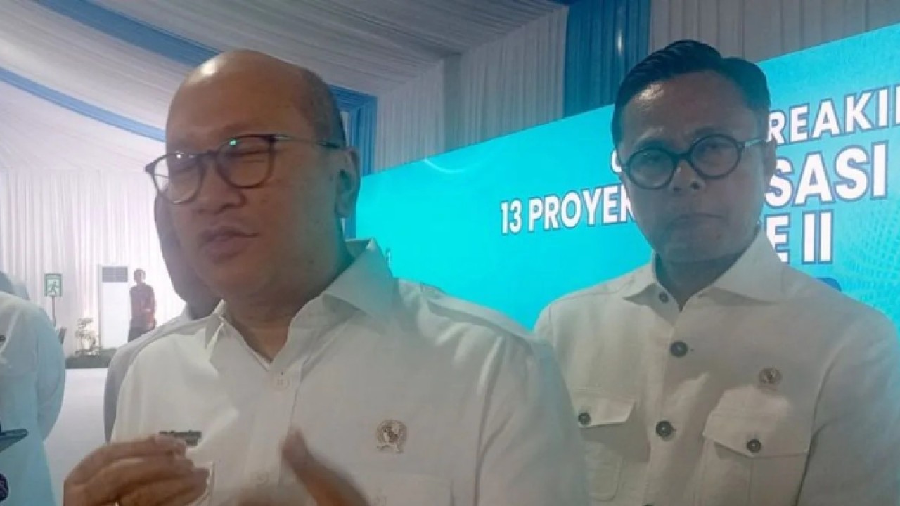 Chief Executive Officer (CEO) Badan Pengelola Investasi Daya Anagata Nusantara (Danantara Indonesia) Rosan Roeslani memberi keterangan pers usai acara Groundbreaking 13 Proyek Hilirisasi Nasional Tahap II di area Pertamina Patra Niaga Refinery Unit (RU) IV Cilacap, Jawa Tengah, Rabu (29/4/2026). ANTARA/Sumarwoto (Antara)