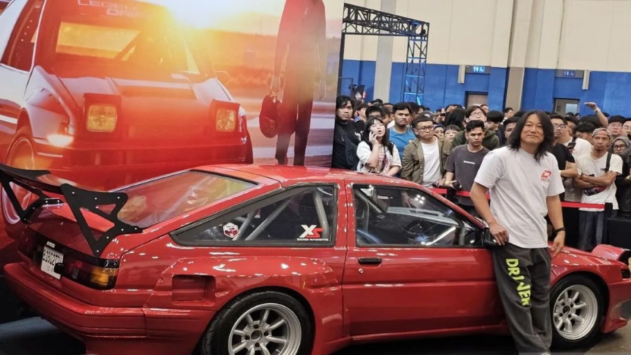 Aktor Sung Kang berfoto dengan Toyota Corolla AE 86 yang menjadi sorotan dalam film "Drifter" dan dipamerkan dalam ajang pameran mobil "The Elite Showcase 2026" di ICE BSD, Kabupaten Tangerang, Sabtu (9/5/2026) (Foto: ANTARA/Livia Kristianti)