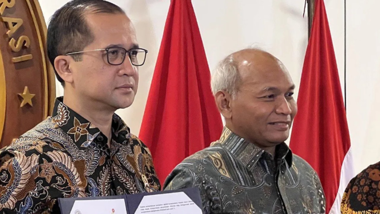 Menteri Transmigrasi (Mentrans) M Iftitah Sulaiman Suryanagara (kiri) bersama Kepala SKK Migas Djoko Siswanto menunjukkan nota kesepahaman terkait pemanfaatan Hak Pengelolaan Lahan (HPL) transmigrasi Samboja, Kabupaten Kutai Kartanegara, Kalimantan Timur, untuk pengembangan potensi minyak dan gas bumi (migas) di Jakarta, Senin (4/5/2026). ANTARA/Putu Indah Savitri/am. (Antara)