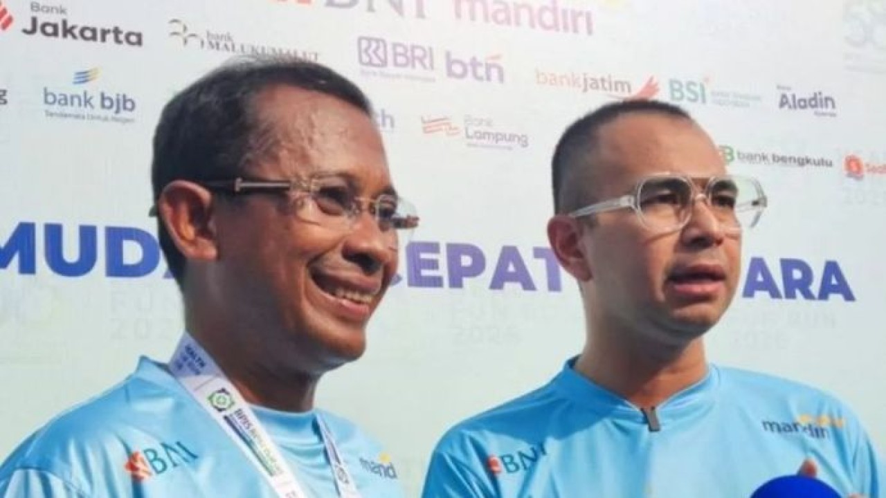 Direktur Utama BPJS Kesehatan Prihati Pujowaskito (kiri) dan Utusan Khusus Presiden Bidang Pembinaan Generasi Muda dan Pekerja Seni Raffi Ahmad dalam kegiatan Health Fun Run di kawasan Gelora Bung Karno (GBK), Minggu, 28 Juni 2026. (Antara)
