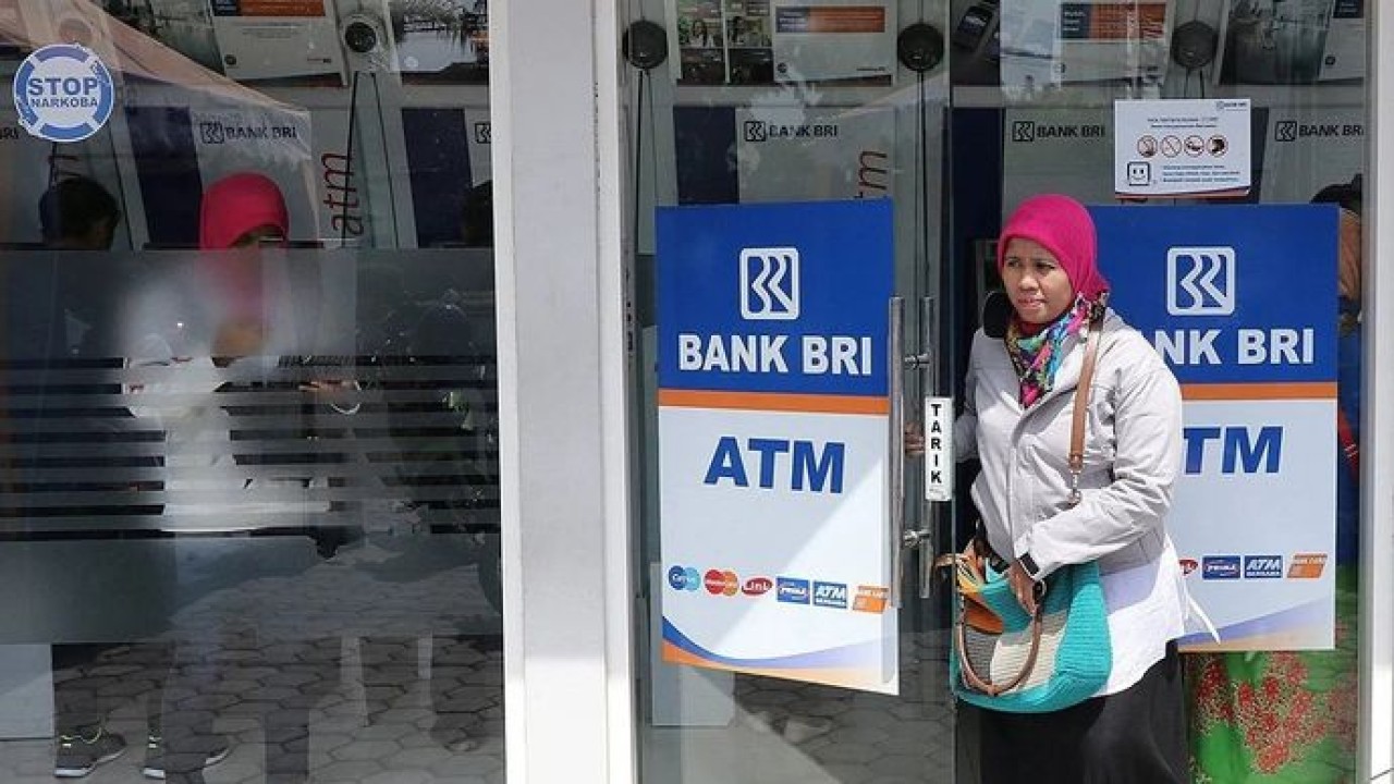 Ilustrasi Warga keluar dari Galeri e-Banking usai bertansaksi melalui ATM Bank BRI. (ANTARA FOTO/Prasetia Fauzani/ama/aa.)