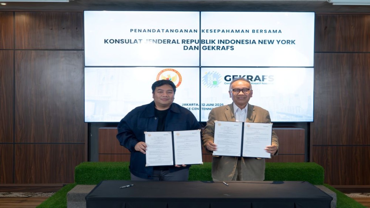 Penandatanganan kerja sama tersebut dilakukan Ketua Umum DPP Gerakan Ekonomi Kreatif Nasional (GEKRAFS), Kawendra Lukistian bersama Konsul Jenderal RI New York, Winanto Adi, pada Jumat (12/6/2026). (Foto: Dok/Istimewa)