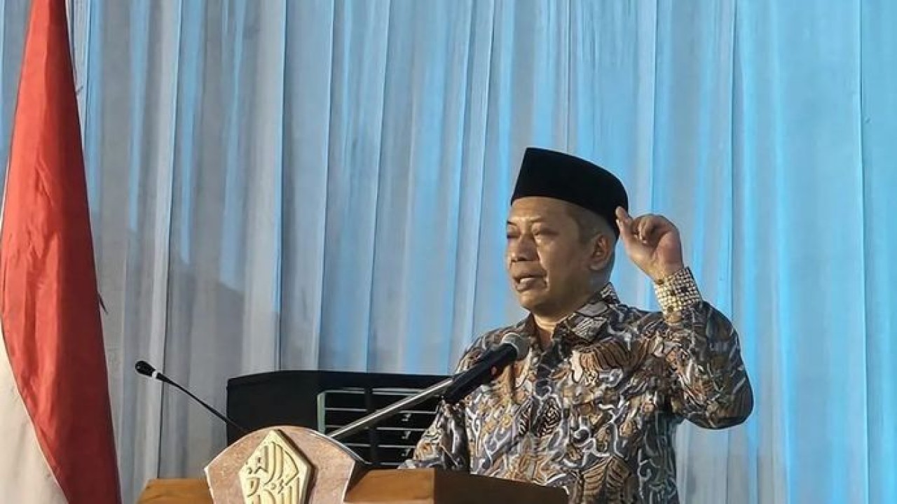 Menteri Koperasi (Menkop) Ferry Juliantono memberikan pidato saat membuka Sarasehan Nasional MPDI di Pondok Pesantren Daarul Ukhuwwah, Kabupaten Malang, Jawa Timur, Sabtu, 27 Juni 2026. (Antara)