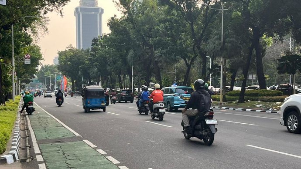 Jalan Medan Merdeka Selatan kembali normal usai massa demo dukung MBG (Ntvnews.id/Adiansyah)