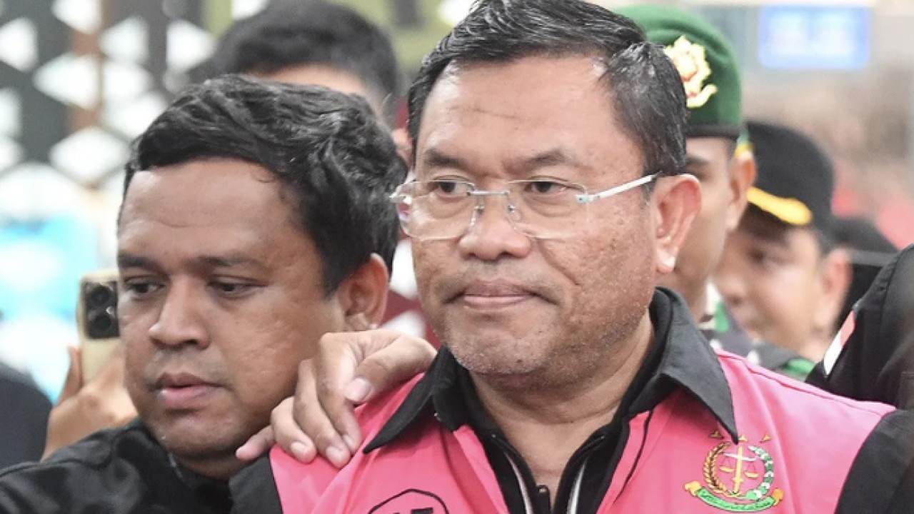 Tersangka dugaan tindak pidana korupsi tata kelola program Makan Bergizi Gratis (MBG) pada Badan Gizi Nasional (BGN) Sony Sonjaya (kanan) berjalan memasuki mobil tahanan di Kejaksaan Agung, Jakarta, Rabu (3/6/2026). Kejaksaan Agung menetapkan mantan (Antara)