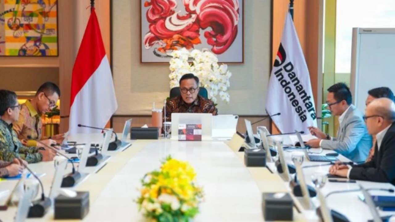 Kepala BP BUMN sekaligus COO Danantara Indonesia Dony Oskaria (tengah). (ANTARA/HO-BP BUMN) (Antara)