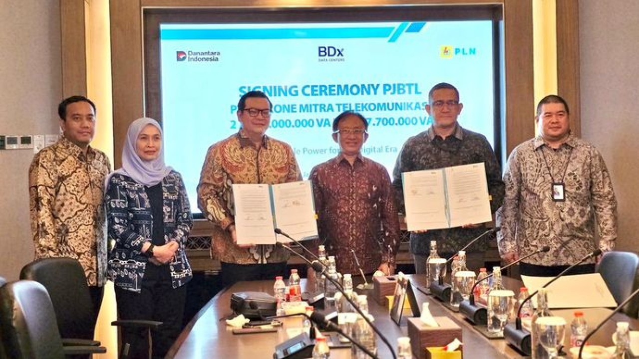 Penandatangan Perjanjian Jual Beli Tenaga Listrik (PJBTL) antara PLN yang diwakili Senior Manager Niaga dan Manajemen Pelanggan PLN UID Jawa Barat, Martindar Jalu Respati (kedua dari kanan) mewakili General Manager PLN UID Jabar dengan BDx Indonesia (Antara)