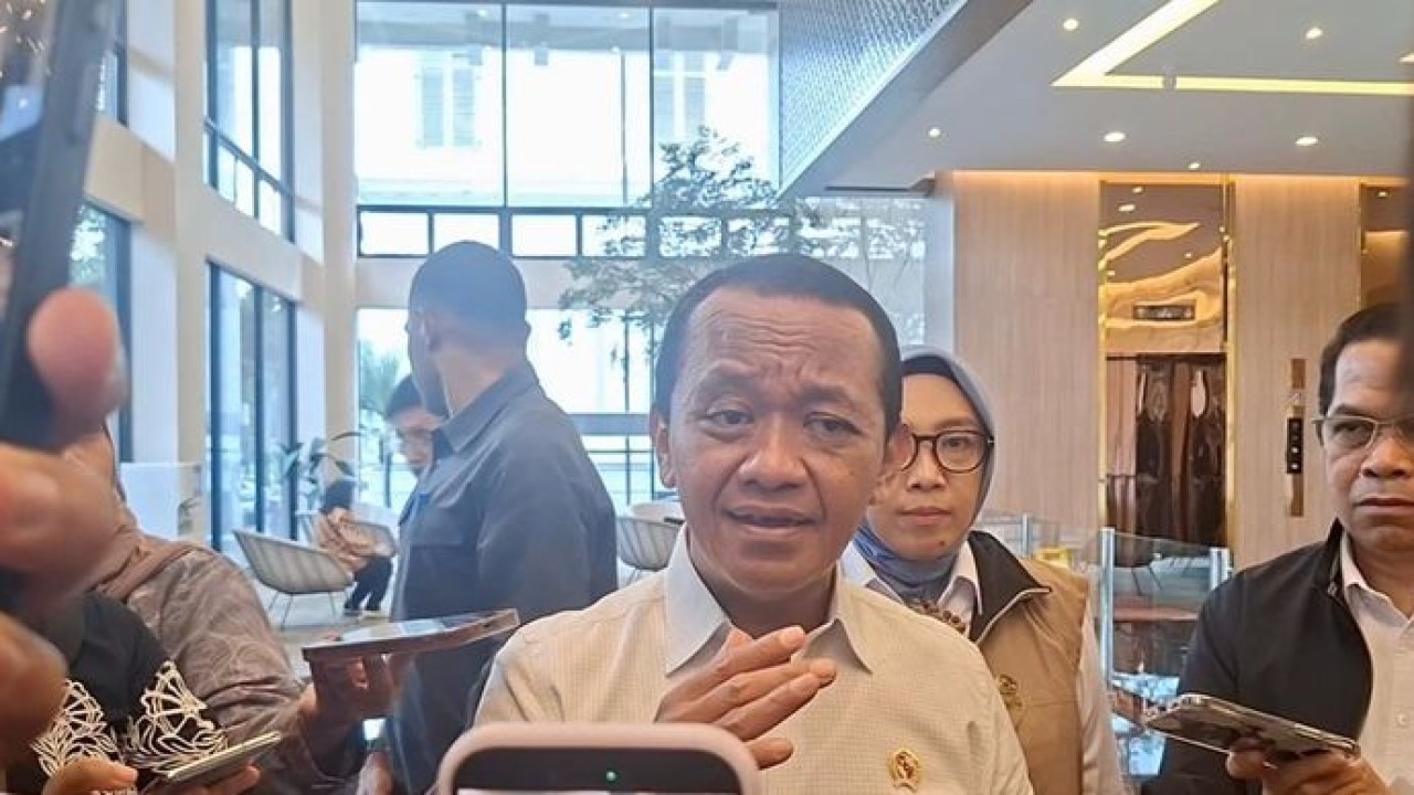 Menteri Energi dan Sumber Daya Mineral (ESDM) Bahlil Lahadalia bertemu Menteri Koordinator Bidang Perekonomian Airlangga Hartarto di kantor Kemenko Ekonomi, Jakarta, Kamis 18 Juni 2026.