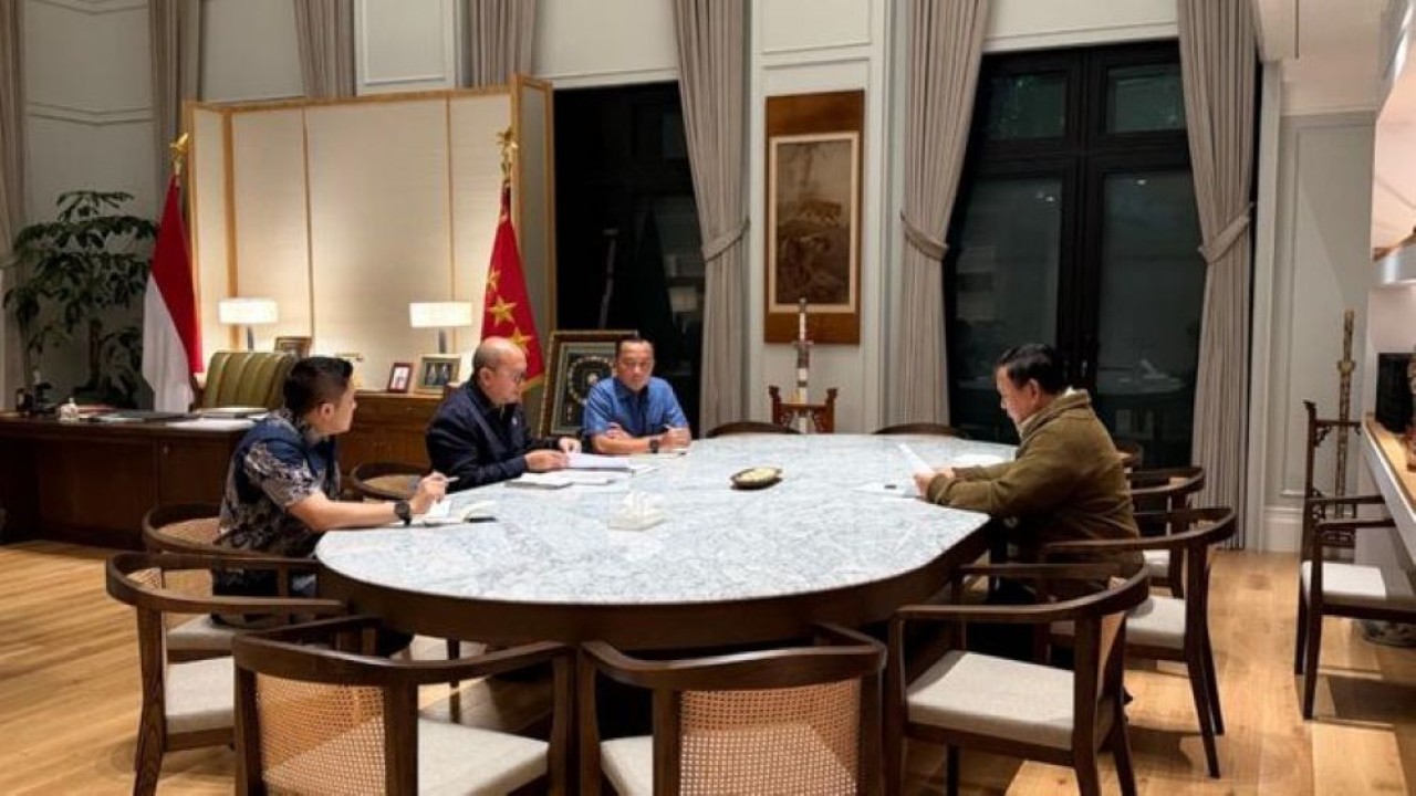Presiden Prabowo Subianto menerima Menteri Investasi dan Hilirisasi/Kepala Badan Pengelola Investasi (BPI) Danantara, Rosan Roeslani, di kediaman pribadinya di Kertanegara, Jakarta. (Foto: Istimewa)