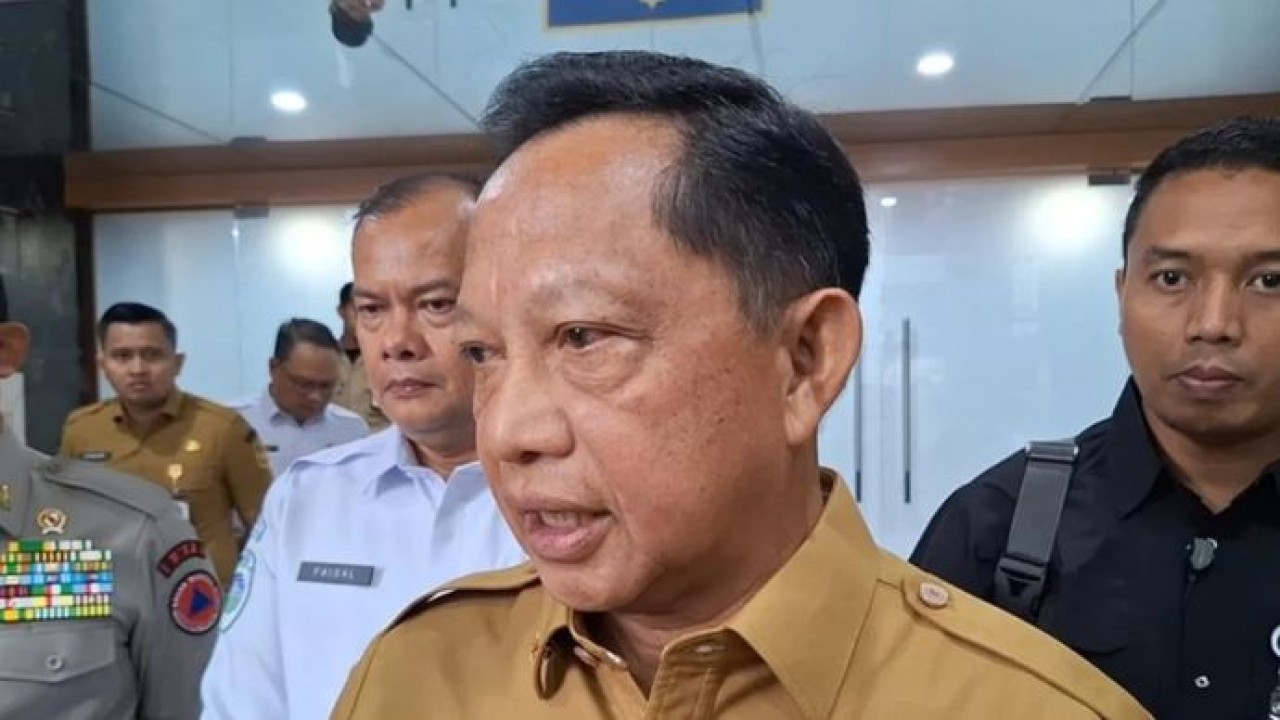 Menteri Dalam Negeri (Mendagri) Tito Karnavian memberikan keterangan kepada wartawan usai rapat kesiapsiagaan mengantisipasi dampak El Nino di Kantor Pusat Kementerian Dalam Negeri (Kemendagri), Jakarta Pusat, Senin, 29 Juni 2026. (Antara)