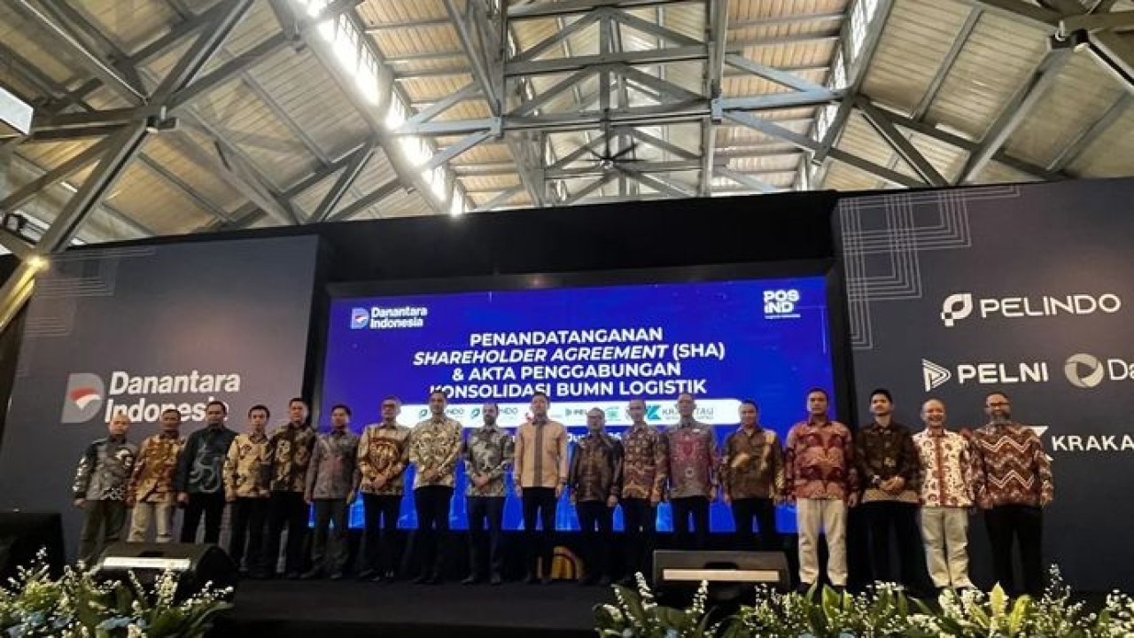 Para perwakilan tujuh BUMN logistik berfoto bersama dalam acara penandatanganan Shareholders Agreement (SHA) dan Akta Penggabungan di Jakarta, Selasa, 30 Juni 2026. (Antara)