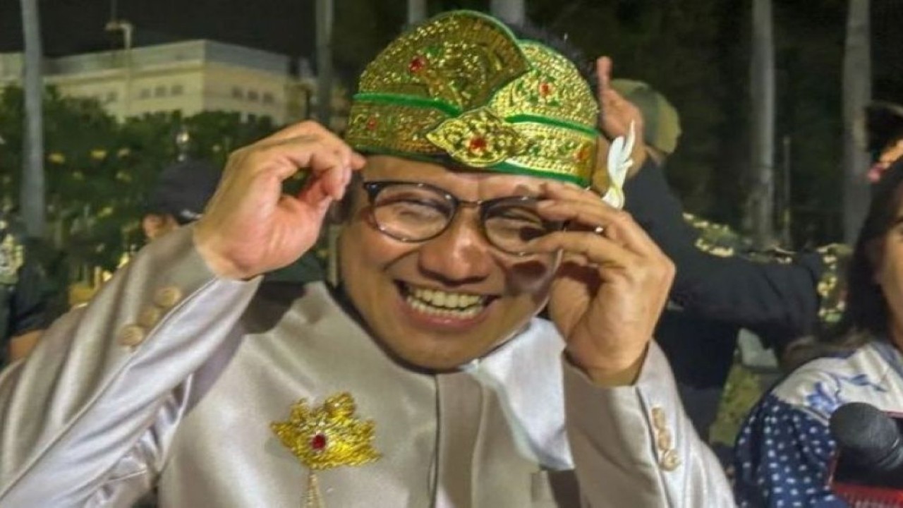 Ketua Umum Dewan Pengurus Pusat Partai Kebangkitan Bangsa Abdul Muhaimin Iskandar (Cak Imin) berbincang dengan para jurnalis sebelum memberikan keterangan di Jakarta, Rabu, 22 Juli 2026 malam. (Foto: Antara)