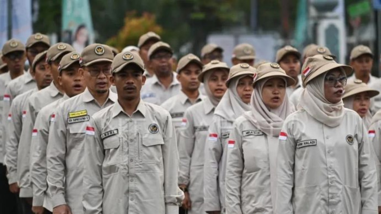 Sejumlah Petugas Penyelenggara Ibadah Haji (PPIH) mengikuti apel pelepasan di Asrama Haji Pondok Gede, Jakarta, Kamis, 23 April 2026. (Antara)
