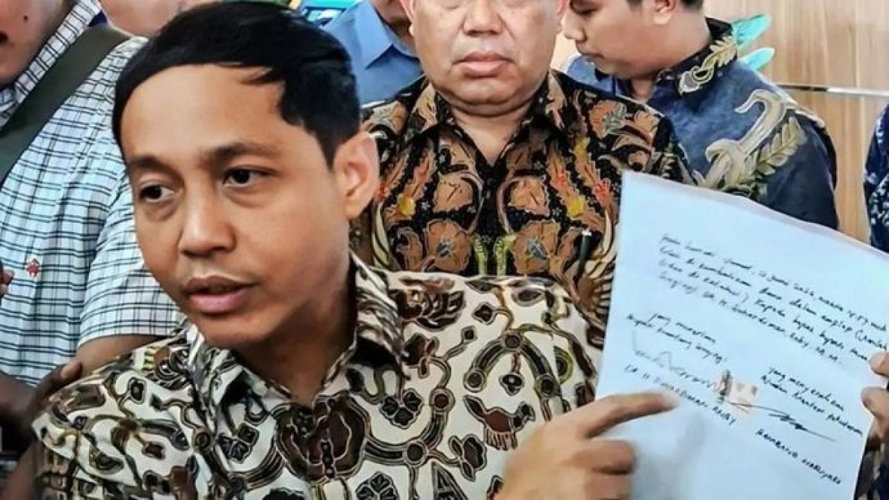 Menteri Kehutanan (Menhut) Raja Juli Antoni menunjukkan tanda terima dan notulensi penyerahan amplop putih miliki Bupati Kuansing Suhardiman Amby yang telah ditandatangani di atas materai kepada media saat konferensi pers di Jakarta, Jumat, 3 Juli 2026. (Antara)