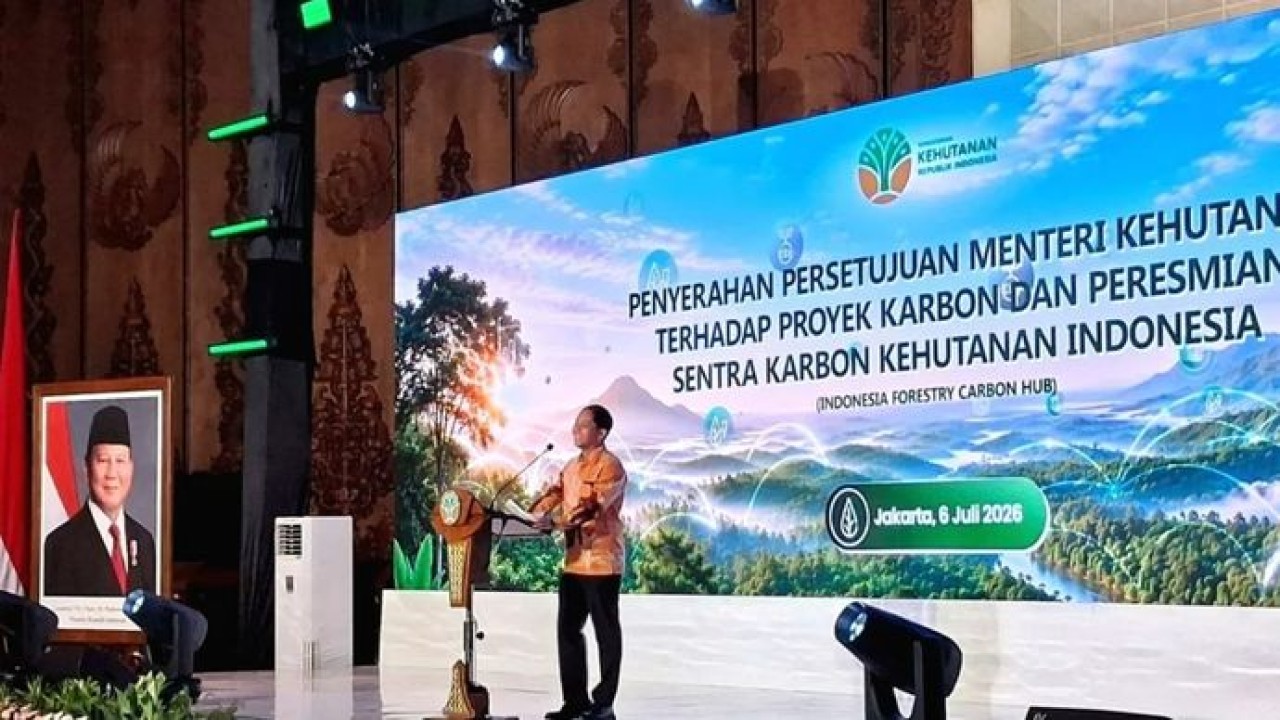 Menteri Kehutanan (Menhut) Raja Juli Antoni dalam peresmian sentra karbon kehutanan Indonesia di Jakarta, Senin, 6 Juli 2026. (Antara)