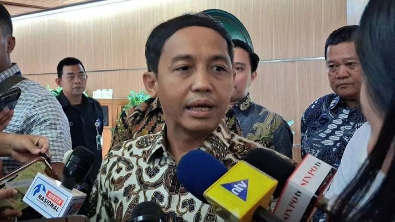 Menteri Kehutanan (Menhut) Raja Juli Antoni dalam konferensi pers terkait pencatutan namanya dalam OTT KPK Bupati Kuantan Singingi di Kantor Kemenhut, Jakarta, Jumat, 3 Juli 2026. (Antara)