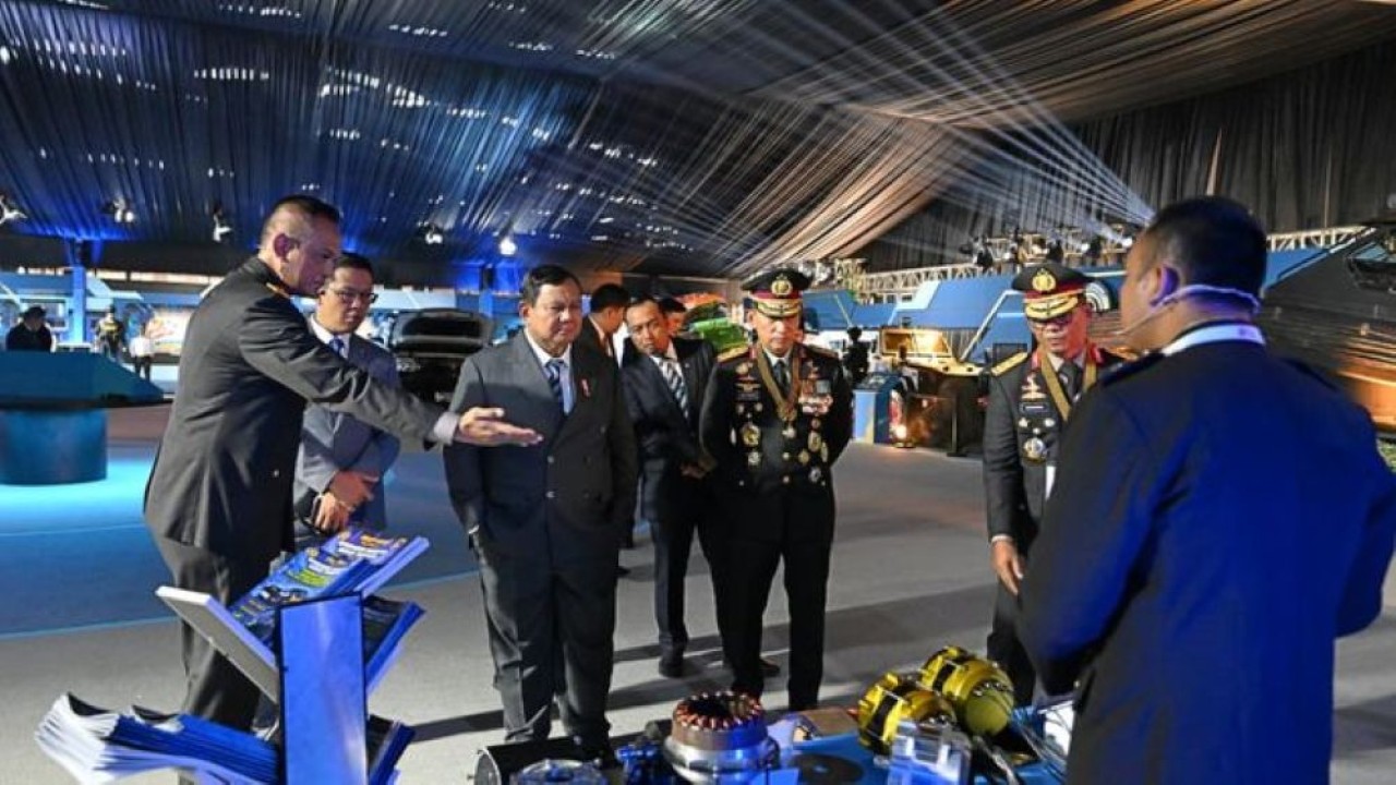 Presiden Prabowo Subianto meninjau Pameran Bhayangkara dalam rangka Peringatan ke-80 Hari Bhayangkara Tahun 2026 di Lapangan Satuan Latihan Korbrimob, Cikeas, Kabupaten Bogor, Jawa Barat. (Foto: Sekretariat Presiden)