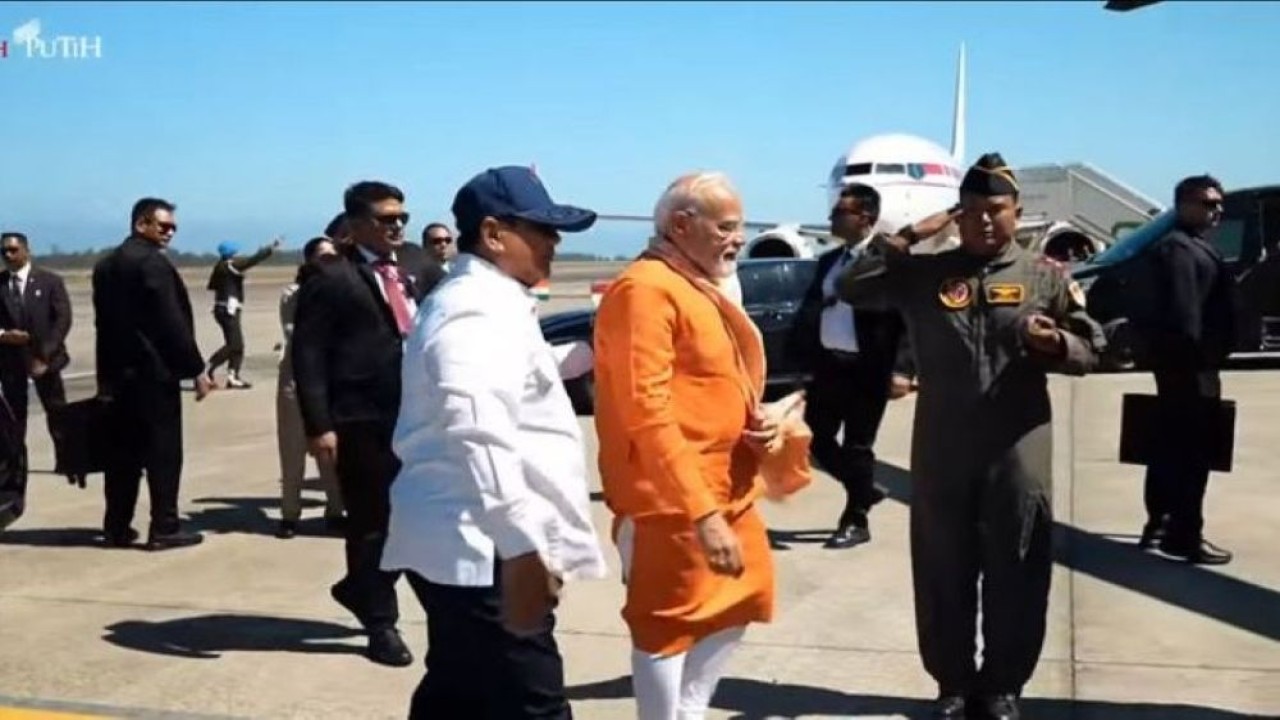 Presiden Prabowo Subianto menyambutu Perdana Menteri (PM) Narendra Modi untuk kunjungan ke Candi Prambanan, Daerah Istimewa Yogyakarta. (Foto: Istimewa)