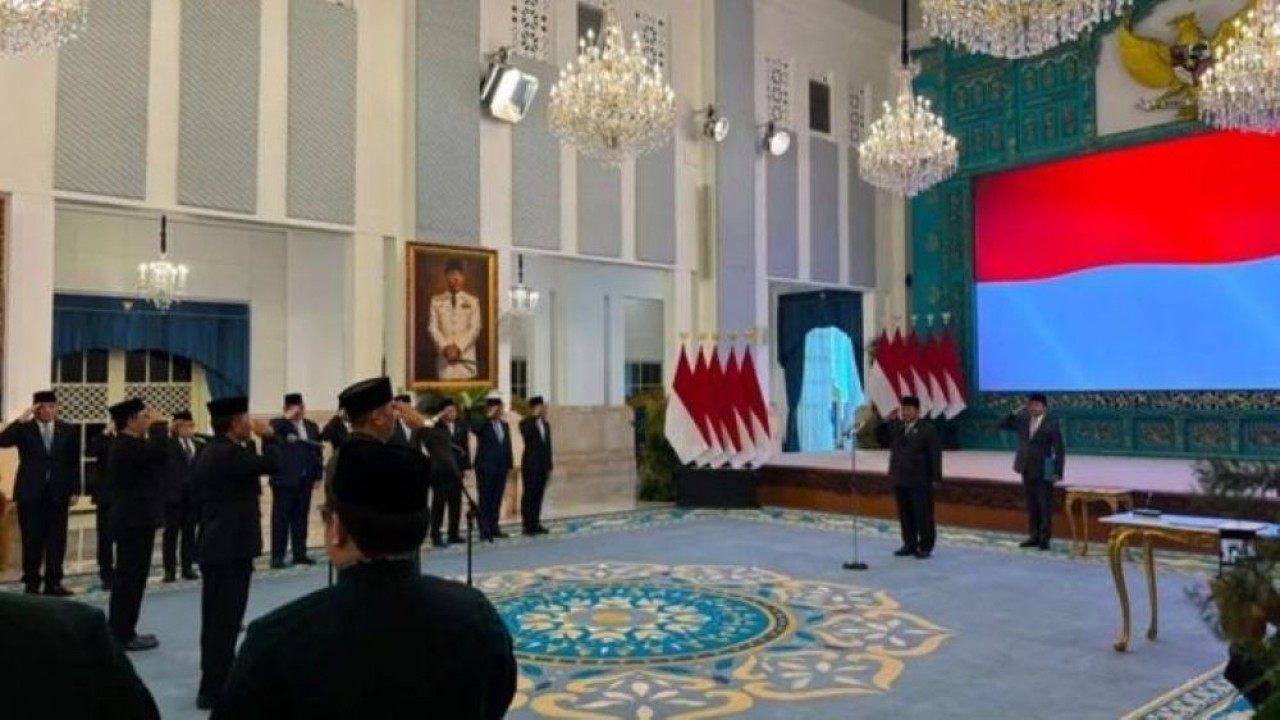 Suasana pelantikan Marsekal TNI (Purn) Donny Ermawan Taufanto dan Profesor Yos Sunitiyoso sebagai Gubernur dan Wakil Gubernur Universitas Republik Indonesia oleh Presiden Prabowo Subianto di Istana Negara, Jakarta. (Foto: Antara)