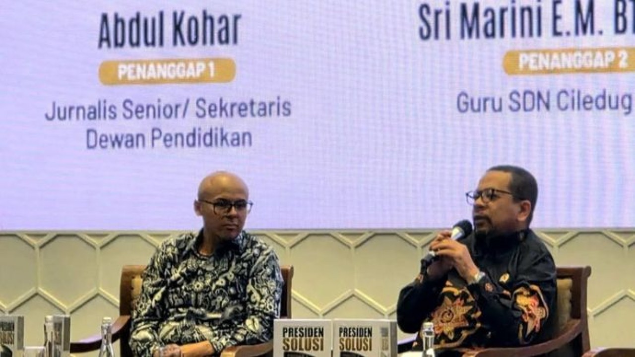 Kepala Bakom Muhammad Qodari (kanan) memaparkan ringkasan buku bertajuk Presiden Solusi, Problem Solving ala Prabowo Subianto di Plaza Insan Berprestasi Gedung A Kemendikdasmen, Jakarta Pusat pada Selasa, 7 Juli 2026. (Antara)