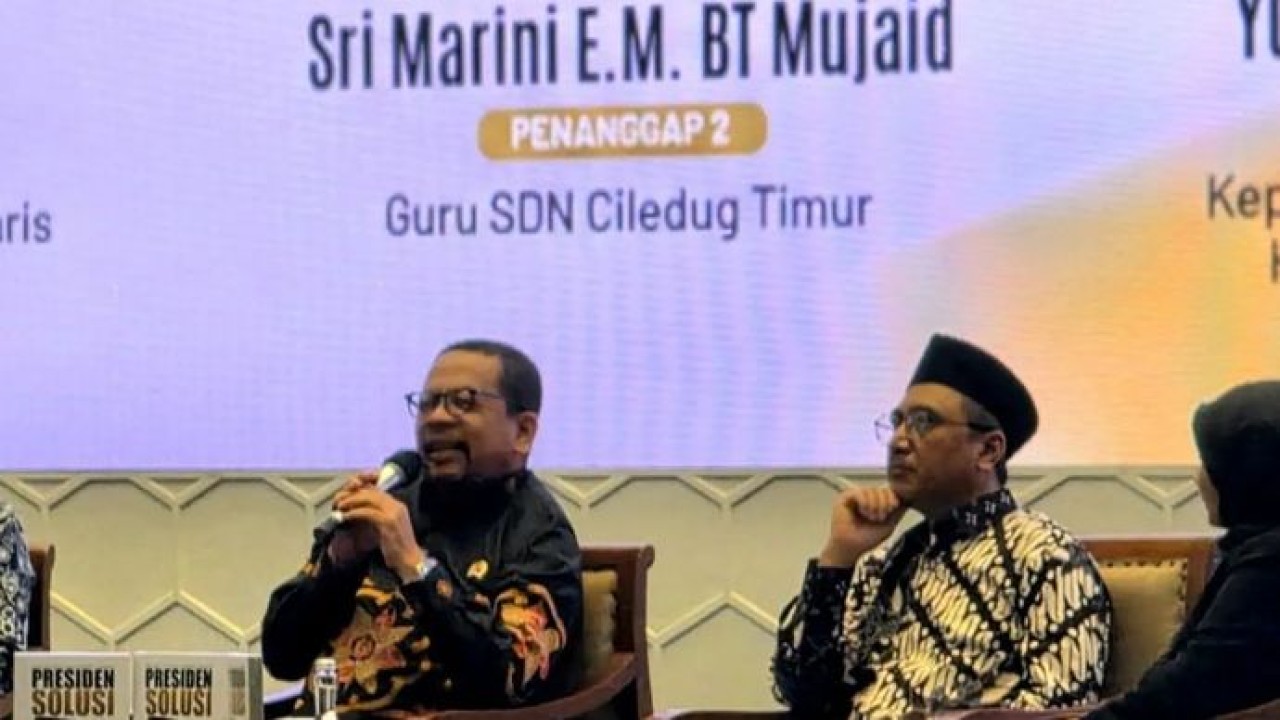 Kepala Bakom Muhammad Qodari (kiri) memaparkan ringkasan buku bertajuk Presiden Solusi, Problem Solving ala Prabowo Subianto di Plaza Insan Berprestasi Gedung A Kemendikdasmen, Jakarta Pusat pada Selasa, 7 Juli 2026. (Antara)