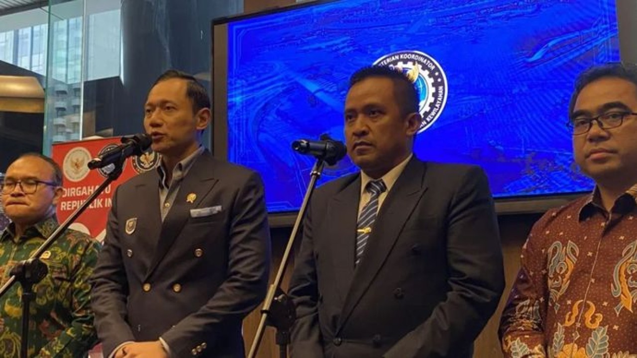 Menteri Koordinator Bidang Infrastruktur dan Pembangunan Kewilayahan Agus Harimurti Yudhoyono (kedua kiri) memberikan keterangan pers di Jakarta, Rabu (18/8/2026) (Antara)