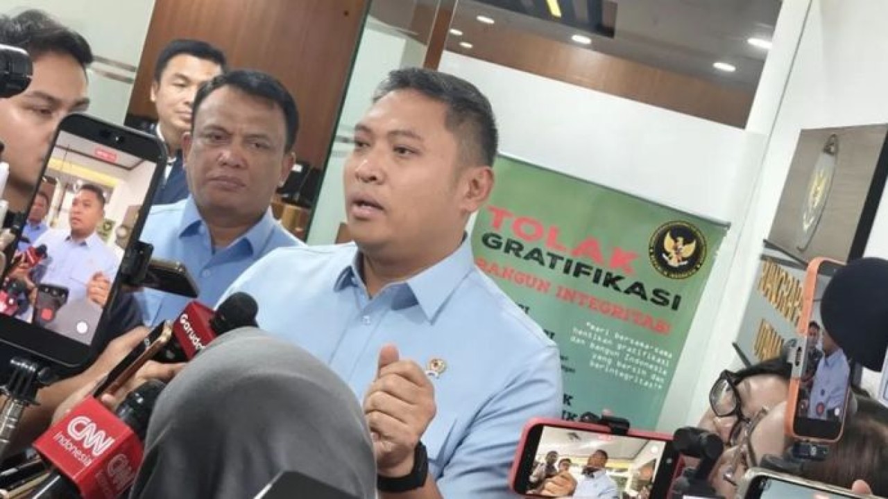 Kepala Badan Gizi Nasional (BGN) Sudaryono memberikan penjelasan selepas rapat terbatas membahas perbaikan tata kelola Makan Bergizi Gratis (MBG) bersama Kementerian Koordinator Bidang Pangan (Kemenko Pangan) di Jakarta, Rabu (26/8/2026) (Antara)