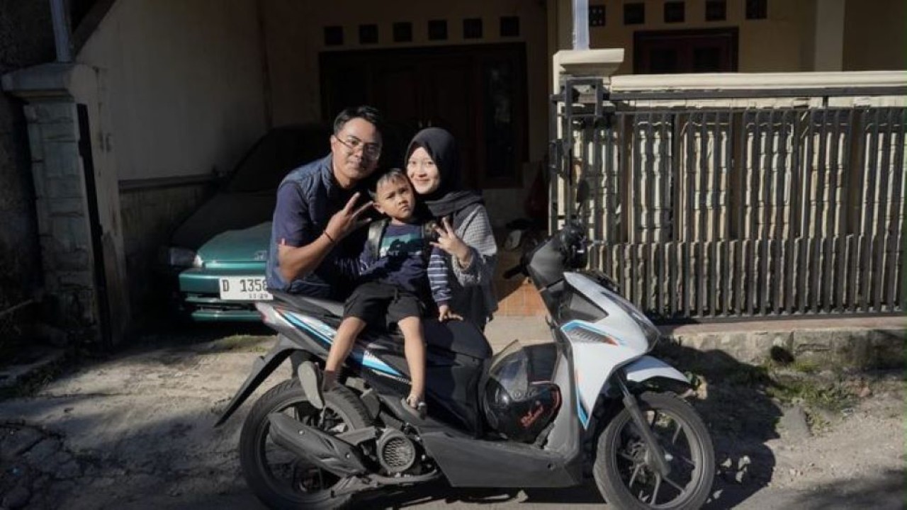 Nasabah BNI Agis Sukma Sejati memanfaatkan aplikasi wondr by BNI untuk mengatur tabungan, memisahkan dana kebutuhan sehari-hari, serta merencanakan keuangan keluarga untuk kebutuhan jangka panjang. (Antara)