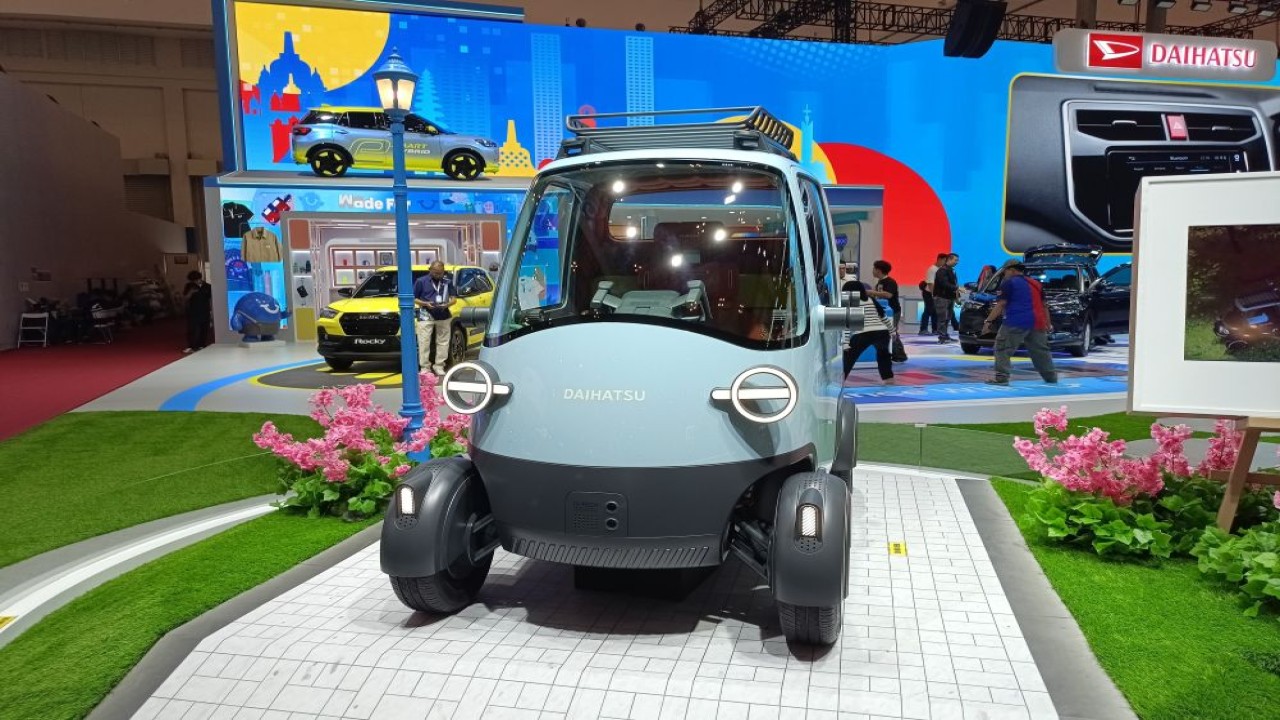 Daihatsu Midget X tampil mencuri perhatian dengan balutan warna Sol Blue dan mengusung sistem penggerak Battery Electric Vehicle (BEV). (Foto: Adiantoro/NTV)