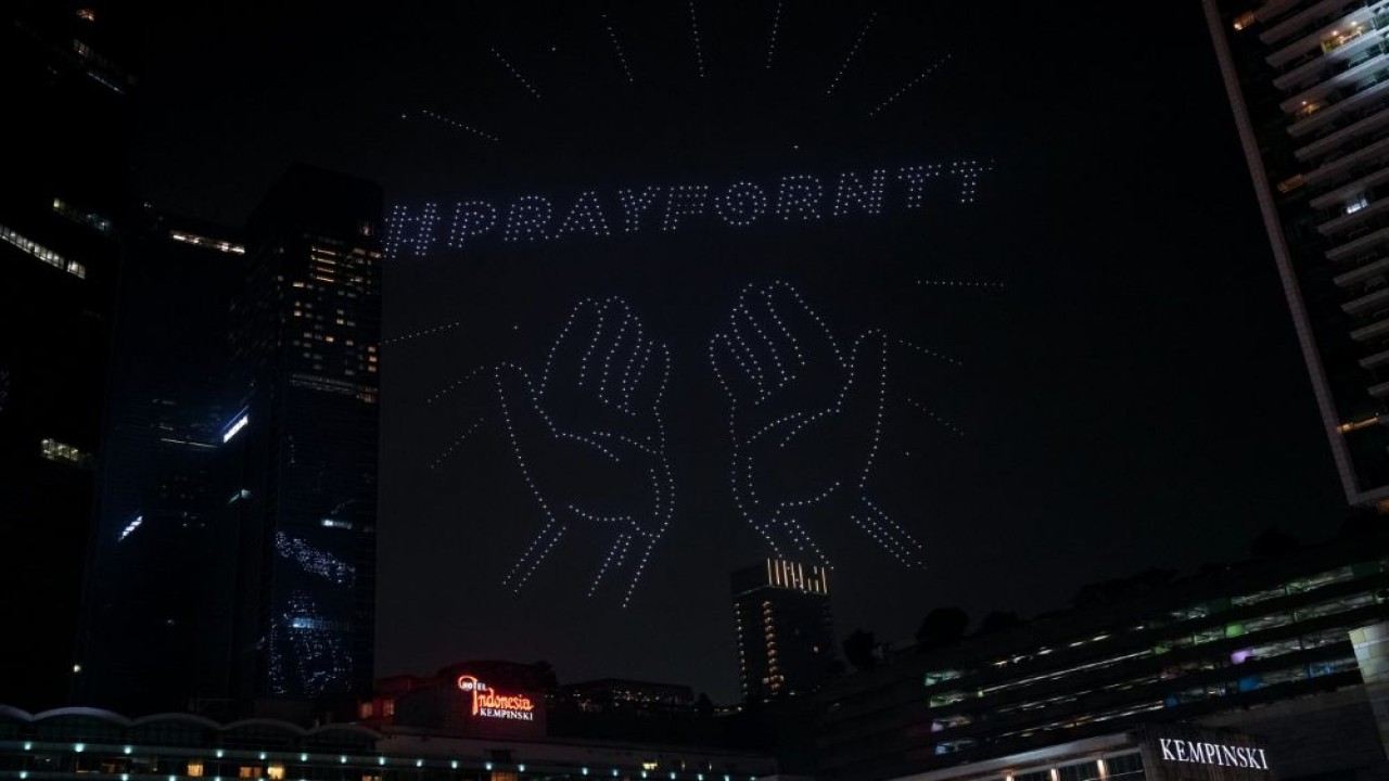 Pertunjukan dibuka dengan pesan "PRAY FOR NTT" yang disertai visual dua tangan sedang berdoa. (Foto: Dok/Istimewa/Bakom RI)