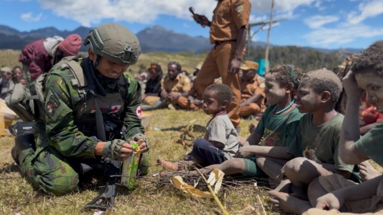 Para prajurit Koops TNI Habema berhasil mendistribusikan dua ton bantuan logistik bagi masyarakat di Distrik Agandugume, Oneri, dan Lambewi, Kabupaten Puncak, Sabtu (1/8/2026). (Foto: Dok/Istimewa)