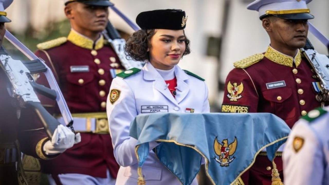 Neeltje Deliana Insjowi, anggota Paskibraka yang mewakili Provinsi Papua, membawa baki bendera Sang Merah Putih saat Upacara Penurunan Bendera di Istana Merdeka, Jakarta, Senin (17/8/2026). (Foto: ANTARA FOTO/Bayu Pratama S)