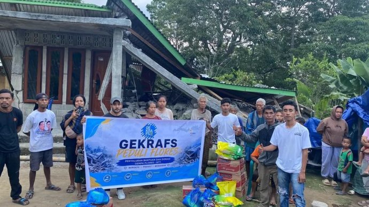 DPW GEKRAFS NTT menyalurkan bantuan air bersih kepada warga terdampak gempa Flores di Desa Turamuri dan Desa Inelika, Kecamatan Bajawa Utara, Kabupaten Ngada, NTT, Senin (17/8/2026).