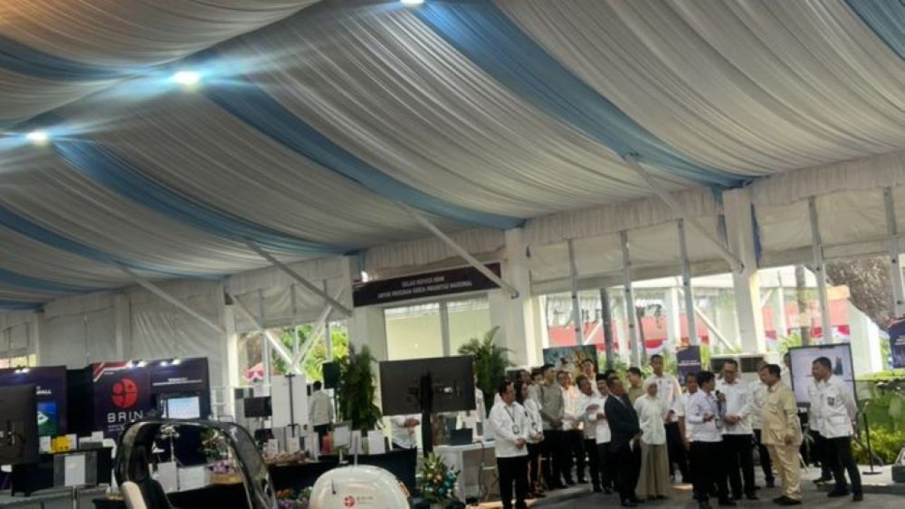 Presiden Prabowo Subianto meninjau langsung berbagai hasil penelitian dan inovasi yang dikembangkan para periset Badan Riset dan Inovasi Nasional (BRIN) di halaman tengah Istana Kepresidenan RI, Jakarta, Kamis, 6 Agustus 2026. (Foto: NTVnews)
