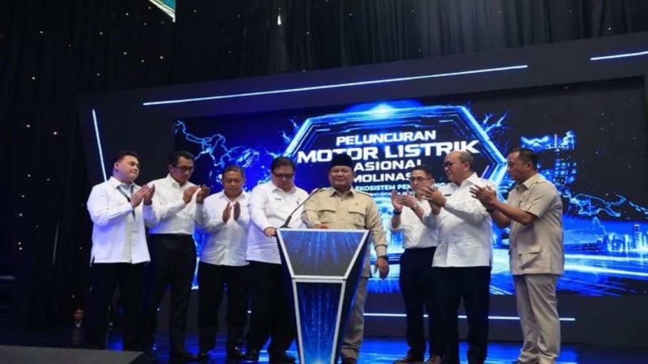 Presiden Prabowo Subianto bersama sejumlah pihak saat peluncuran Motor Listrik Nasional (Molinas) di Cikarang, Kabupaten Bekasi, Jawa Barat, Kamis (13/8/2026). (Foto: Istimewa)