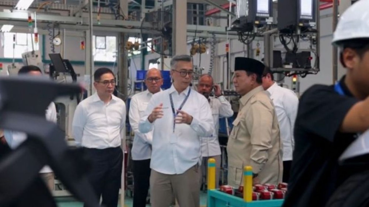 Presiden Prabowo Subianto meninjau fasilitas pendukung kendaraan listrik saat peluncuran Motor Listrik Nasional (Molinas) di Cikarang, Kabupaten Bekasi, Jawa Barat, Kamis, 13 Agustus 2026. (Foto: Dok/Istimewa/Bakom RI)