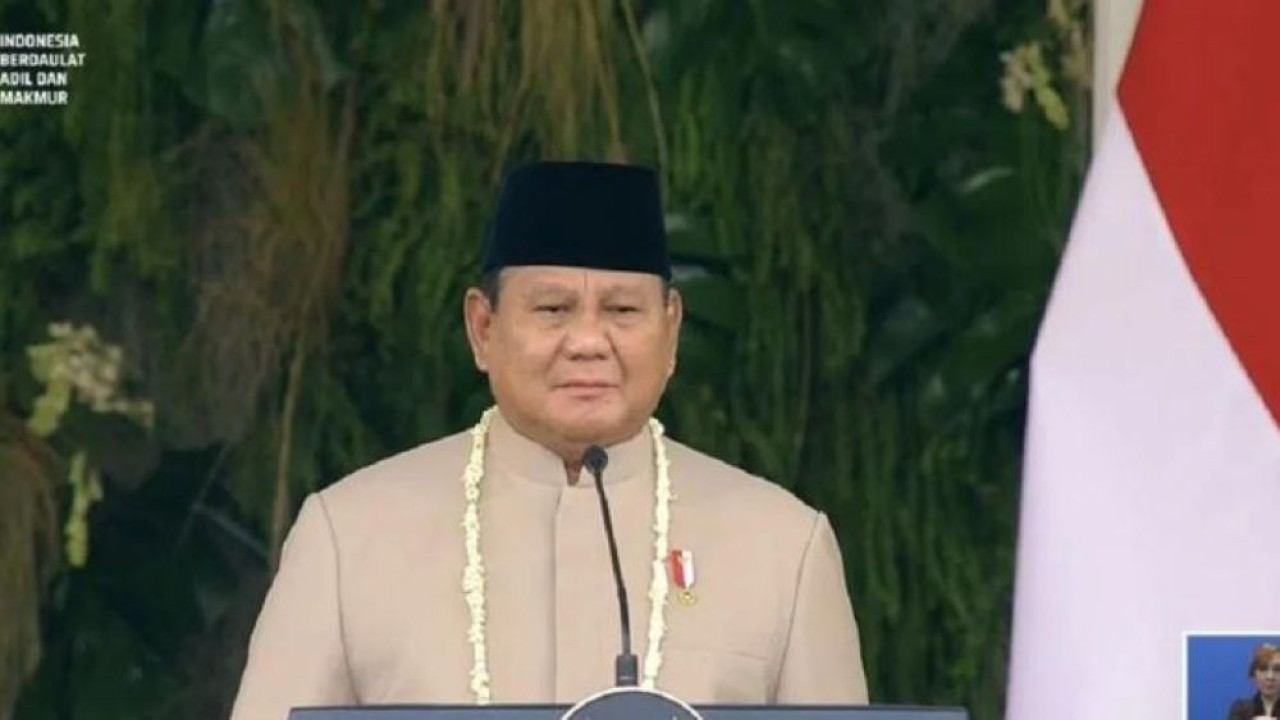 Arsip - Presiden Prabowo Subianto berdiri di mimbar kehormatan dalam prosesi Upacara Penurunan Bendera HUT ke-81 Kemerdekaan RI di Istana Merdeka. (Foto: Antara)