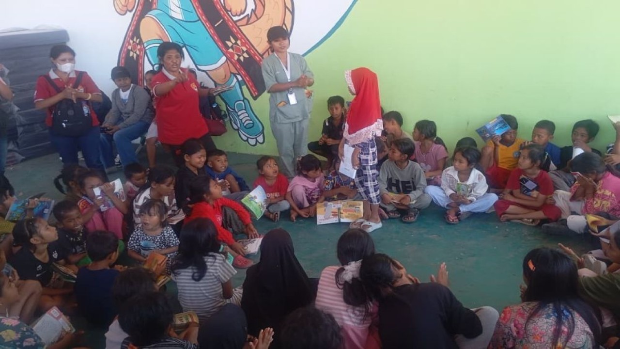 Trauma healing dan perpustakaan dihadirkan bagi pengungsi anak-anak gempa NTT. (Foto: Dok/Istimewa/Kementerian Ekraf)